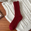 Rote Damen-Wollsocken mit Rippenmuster für den Winter, warmes Neujahrsdesign - Vertikal Gerippter Stil