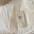 Beige gerippte Baumwollsocken mit süßer Hunde-Stickerei und grafischem Aufnäher - Haferflockenfarbe
