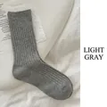 Damen-Wadenstrümpfe in Hellgrau aus gerippter Baumwolle im minimalistischen Japan-Stil - Einheitsgröße / Hellgrau