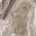 Haferfarbene Socken mit kleinen Sprenkeln und süßer Hunde-Stickerei im Rippstrick - Einheitsgröße / Graubeige