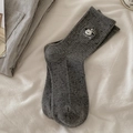 Dunkelgraue Crew-Socken mit süßer Bärenstickerei und COOL BEAR-Text aus weichem Strick - Einheitsgröße / Dunkelgrau