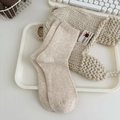 Beigefarbene gestrickte Wadenstrümpfe für Damen mit minimalistischem Rippstrickmuster - Einheitsgröße / Haferflocken