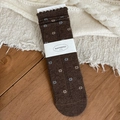 Retro kaffeebraune Socken mit Blumenmuster, gewelltem Rand und feiner vertikaler Textur - Kaffee Blaue Blume