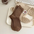 Minimalistische vertikal gestreifte Wadenstrümpfe in Dunkelbraun mit Strickstruktur - Einheitsgröße / Hellkaffee