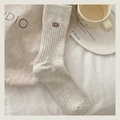 Oatmeal gerippte Damensocken mit braunem Leder-Schleifen-Patch im Detail - Einheitsgröße / Graubeige