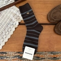 Braune gestreifte Socken aus gekämmter Baumwolle im Retro-Stil mit dekorativem Holzknopf - Einheitsgröße / Blau Braun Dünne Streifen
