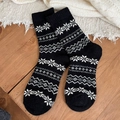 Dicke Wollsocken für Winter mit Fair-Isle-Schneeflockenmuster in Schwarz und Weiß - Schwarz