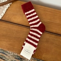 Gestreifte Wollsocken mit rot-weißen Strickmustern und warmem Zopfstrick-Design - Rot