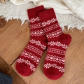Winter Wollsocken in festlichem Rot mit gestrickten weißen Schneeflockenmustern - Rot