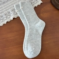 Calze in lana grigio chiaro con costine verticali ed etichetta bianca in stile minimal - Taglia unica / Grigio Beige