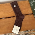 Calzini in maglia marrone scuro con motivo a rombi e toppa ricamata panda - Cane con Etichetta in Tessuto