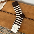 Gestreifte Wollsocken in Dunkelbraun und Beige mit Retro-Zopfmuster und Rippbündchen - Kaffeebraun
