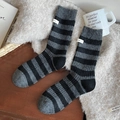 Dicke Wollsocken für Damen mit schwarz-grauen Streifen und dekorativem weißem Stoffetikett - Schwarz und Grau Gestreift