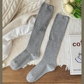 Chaussettes hautes grises style ballerine avec maille côtelée et tissu doux - Gris clair
