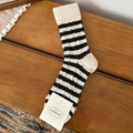 Chaussettes en laine à rayures noires et blanches avec maille torsadée sur bois - Taille unique / Crème