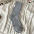 Schicke graue Baumwollsocken mit Rippenmuster und Stoffetikett in gemütlicher Kulisse - Hellgrau (2320)