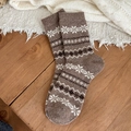 Braune Wollmischsocken mit klassischen weißen nordischen Schneeflocken und Fair-Isle-Muster - Khaki