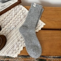 Chaussettes grises en laine tricotée avec étiquette rétro et texture côtelée chaude - Bord Roulé Gris