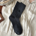 Dunkelgraue Baumwollsocken in Wadenlänge mit Rippstruktur und minimalistischer Stickerei - Dunkelgrau Bestickt (2350)