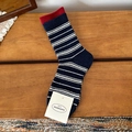 Calze in cotone a righe blu navy con bordo rosso a contrasto e design sobrio - A righe