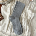 Klassische graue gerippte Baumwollsocken mit vertikaler Strickstruktur für den Herbst - Hellgrau Gerippt (2442)