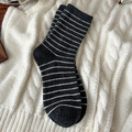 Klassische schwarz-weiß horizontal gestreifte Strick-Socken auf warmem Pullover - Schwarz-Weiß Gestreift (2458)