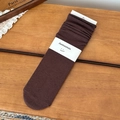Retro dunkelbraune Strick-Wadenstrümpfe mit Rippmuster und minimalistischer Banderole - Einheitsgröße / Dunkelkaffee