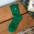 Calcetines navideños verde oscuro con pequeños árboles bordados y puños acanalados - Árbol pequeño verde