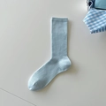 Calze di cotone azzurro a costine verticali con disposizione piatta e minimalista - Blu Crema