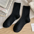Chaussettes douces en laine mélangée noire avec texture classique à côtes verticales - Taille unique / Noir