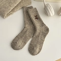 Warme graue Wollsocken für Damen mit niedlicher Bärenbestickung für den Winter - Khaki