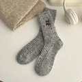 Graue Strick-Wollsocken mit süßer Bären-Stickerei und gerippter Struktur für Damen - Hellgrau