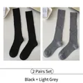 Set di due paia di calze alte a costine nei colori nero e grigio chiaro per l'autunno - Taglia Unica (35-40) / Nero + Grigio chiaro (Set di paia)