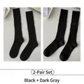 Due paia di calze a coste in maglia nera e grigio scuro con texture verticali a costine - Taglia Unica (35-40) / Nero + Grigio scuro (Set di paia)