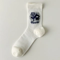 Calze bianche con ricamo di ragazza cartone animato e fiore con bordo arrotolato - Ragazza con fiori