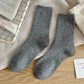 Chaussettes mi-mollet en laine gris chiné avec bords-côtes sur une couverture douce - Taille unique / Gris clair