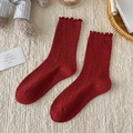 Calcetines de lana para mujer en rojo intenso con borde vintage sobre fondo de felpa crema - Borde floral