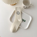 Cremeweiße gerippte Socken mit süßer schwarzer Smiley-Bestickung für Damen im Set - Einheitsgröße / Beige