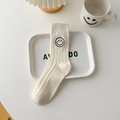Beige Baumwoll-Wadenstrümpfe mit Rippstruktur und süßer schwarzer Smiley-Bestickung - Einheitsgröße / Cremeweiß