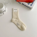 Damen Baumwollsocken in Creme-Weiß mit klassischem Zopfmuster und Rippenstruktur - All-over Zopfmuster Stil