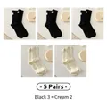 Set van 5 paar geribbelde sokken in 3 zwart en 2 crème met minimalistische stoffen labels - Eén maat / 3 Zwart + 2 Crème (Set van 5 Paar)