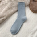 Weiche hellgrau-blaue Frottee-Socken aus Baumwolle mit Rippbündchen für den Winter - Einheitsgröße / Nebelblau