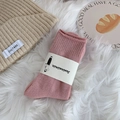 Calze invernali spesse in rosa antico e berretto beige su un morbido tappeto di peluche - Taglia unica / Rosa Pesca