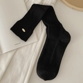 Gerippte schwarze Wadenstrümpfe mit goldener Metallschnalle im minimalistischen Ballett-Stil - Schwarz