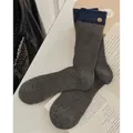 Calze grigio scuro con bordo a contrasto blu navy e bottone decorativo in legno vintage - Grigio