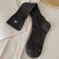 Chaussettes hautes côtelées gris foncé avec une boucle métallique dorée élégante - Gris foncé