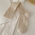 Chaussettes longues en tricot côtelé avoine avec élégant bouton doré style ballerine - Avoine