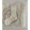 Chaussettes mi-mollet en dentelle tricotée blanc crème avec bords festonnés ondulés - Crème