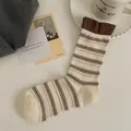 Chaussettes mi-mollet rétro en coton crème avec rayures marron bleu et bords côtelés - Rayé
