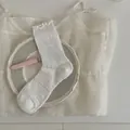 Chaussettes blanches en maille ajourée avec bordures volantées et texture dentelle fine - Blanc